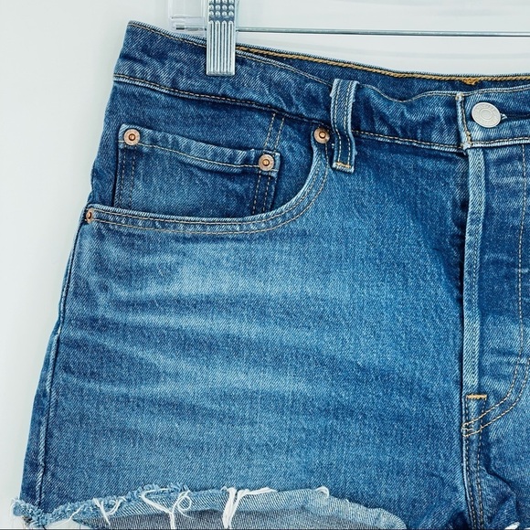 Levi's 501 original fit frayed cut off shorts high rise women's size 30 - Picture 2 of 12